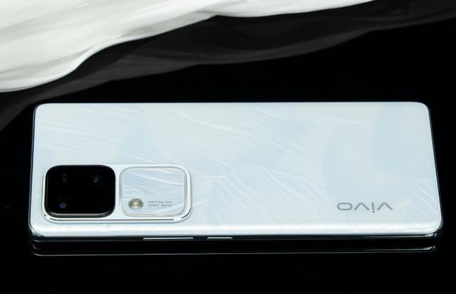 除了外观颜值高之外,拍照也一直是vivo的强项,vivo s18前置5000万像素