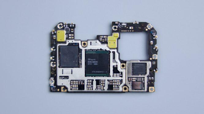 下面一块小的pcb上,集成了前置环境光传感器,通过5个触点连接主板