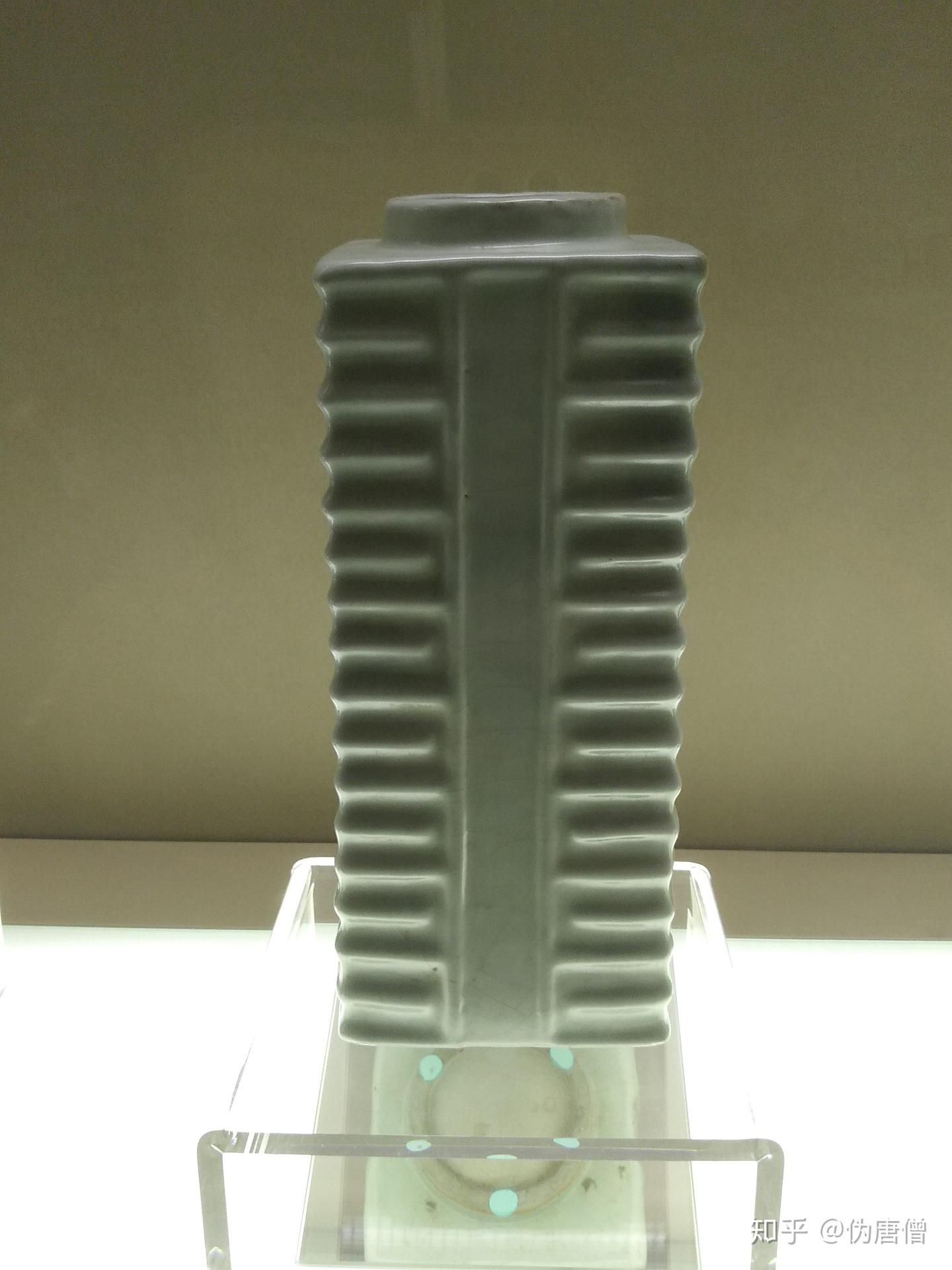 博物馆里的瓷器史”33南宋•龙泉窑青釉琮式瓶（北京观复博物馆藏） - 知乎