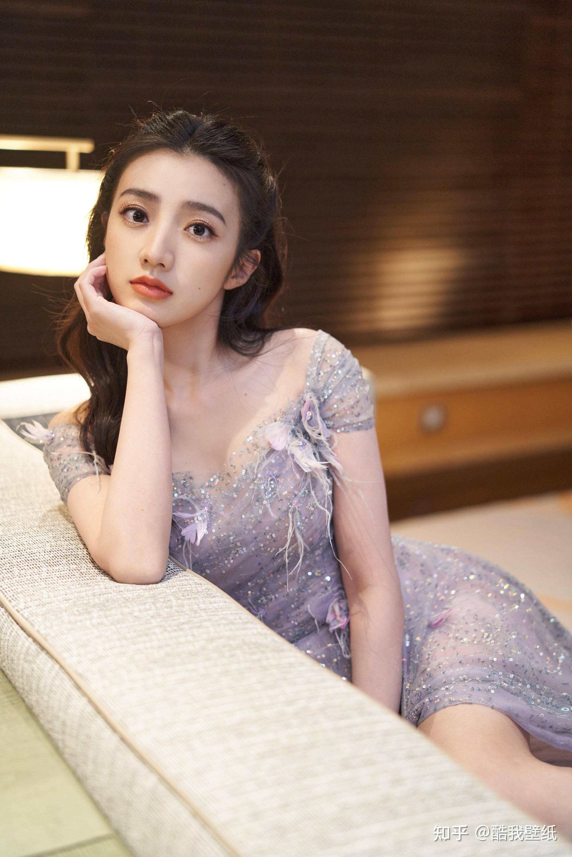 魅力四射!黄羿穿黑色紧身衣,打造出优越好身材 - 知乎