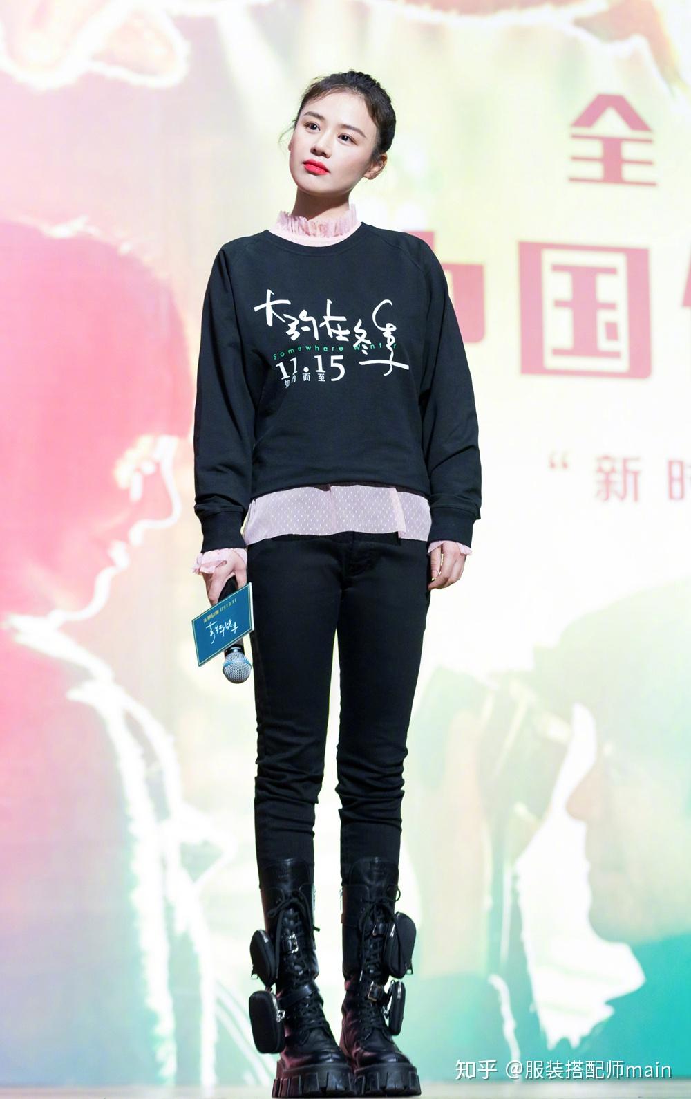 同样是黑衣黑裤小黑鞋,搭配正式的西装,马思纯巧妙结合了洋气的格纹