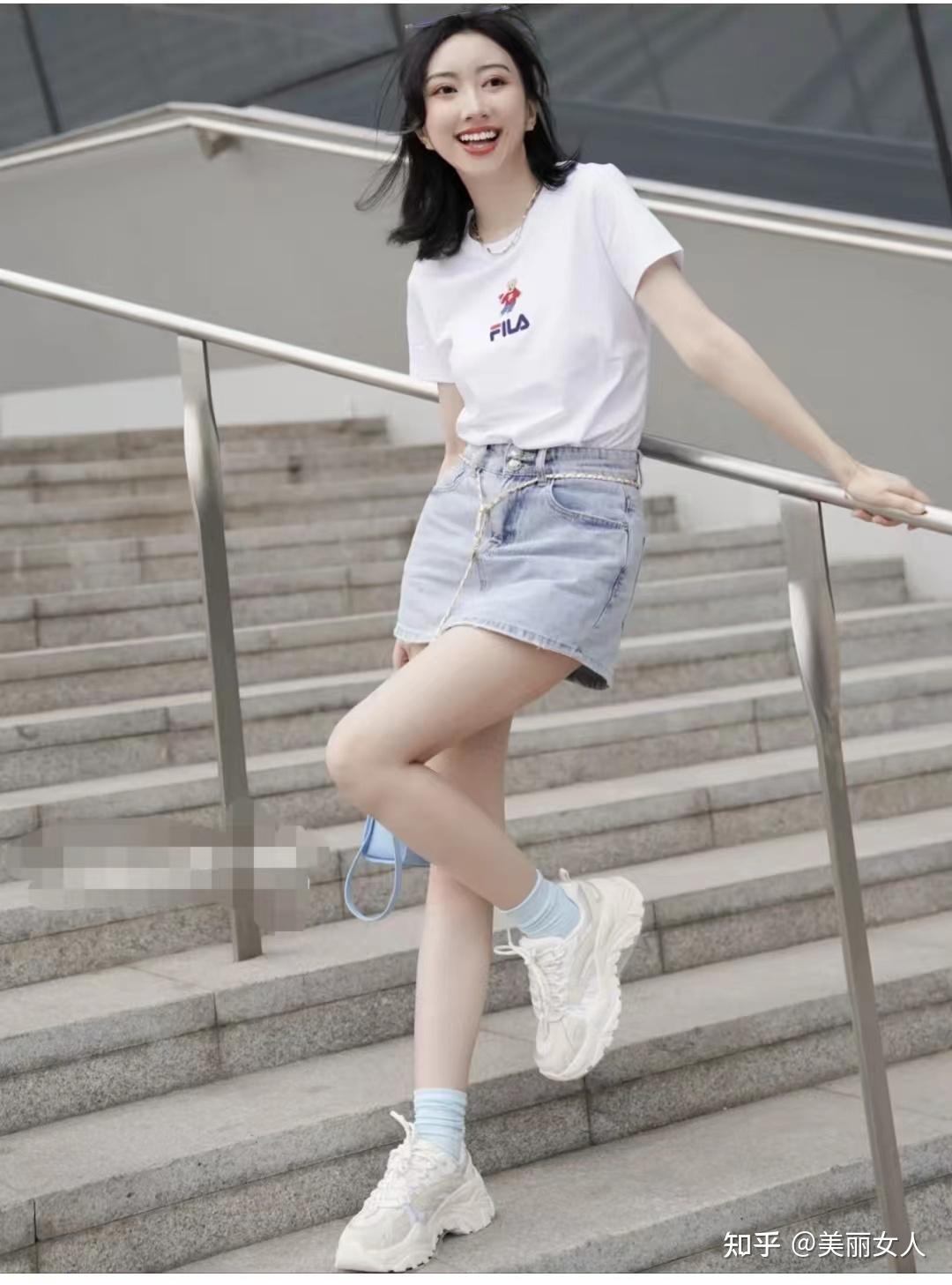 短款牛仔裙搭配什么上衣好看