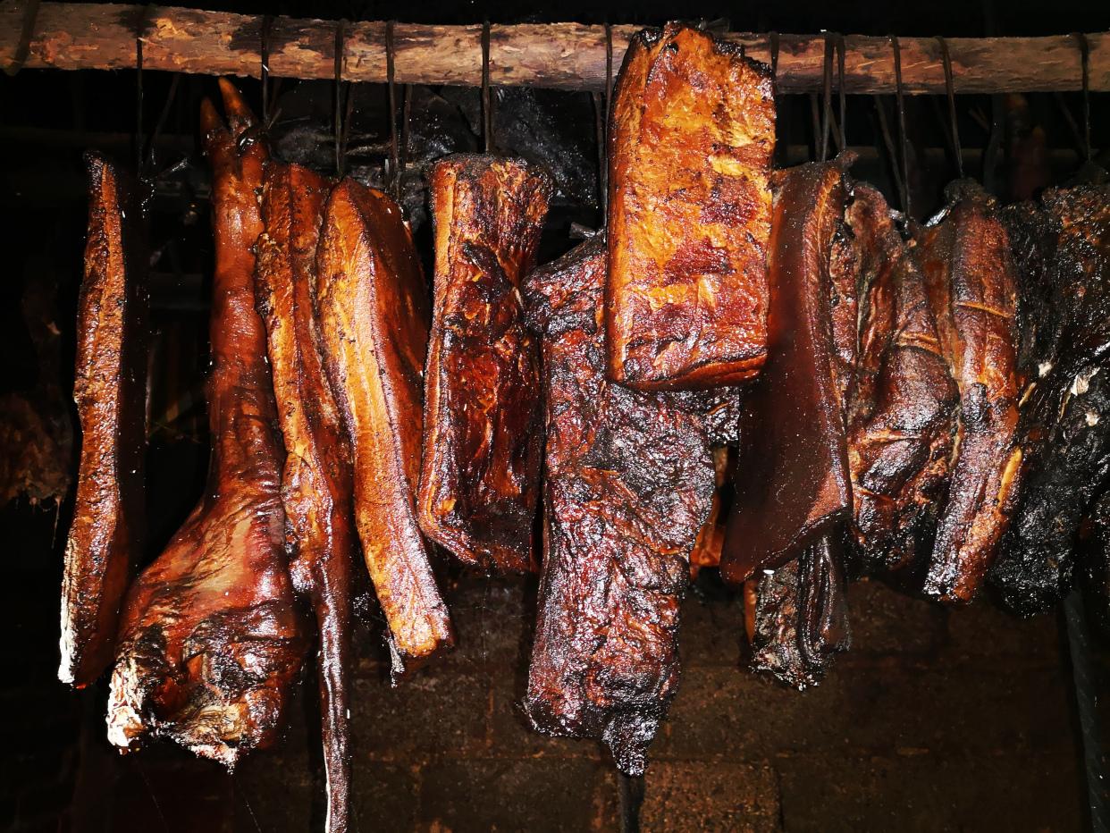 农民熏制腊肉都用哪些材料什么材料熏制的腊肉最香答案来了