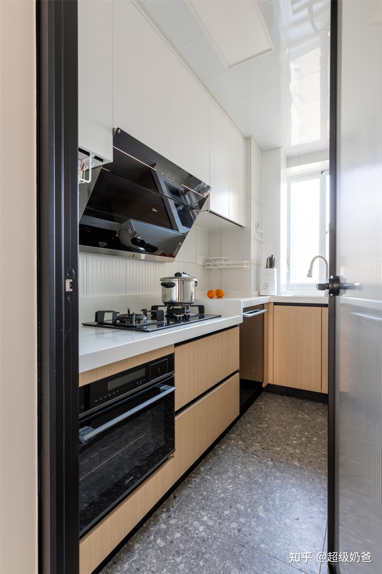 厦门年轻屋主买下90㎡悬浮茶台z型隔墙原木此心安处是吾家