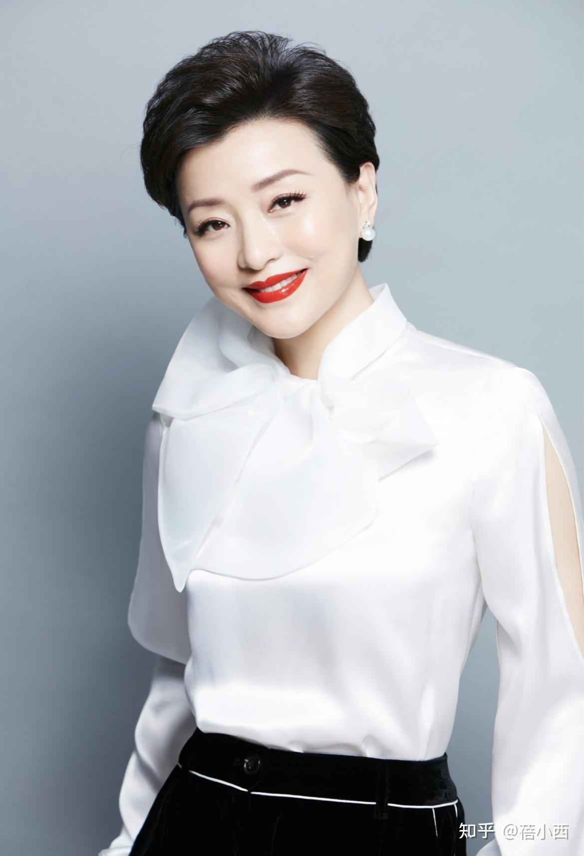 杨澜真是优雅女性的典范穿斜肩连衣裙去看秀气质很难被超越