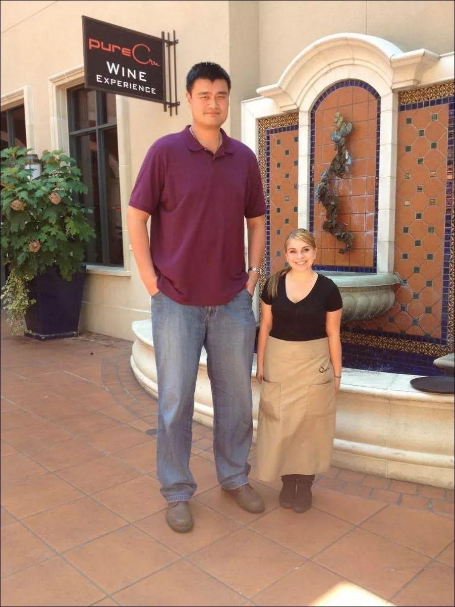 和身高两米的女朋友谈恋爱是种什么体验我只是她的手办