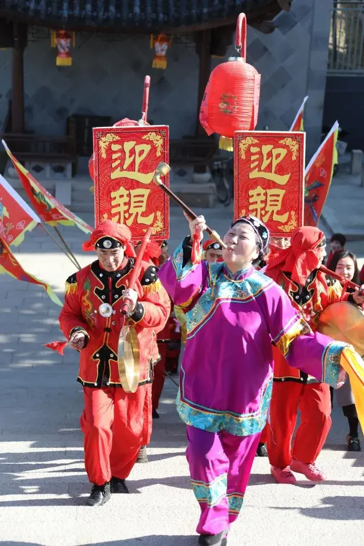 体验花轿迎新人锣鼓唢呐起花轿迎亲喜迎八方来客二鼓齐鸣头扎英雄巾
