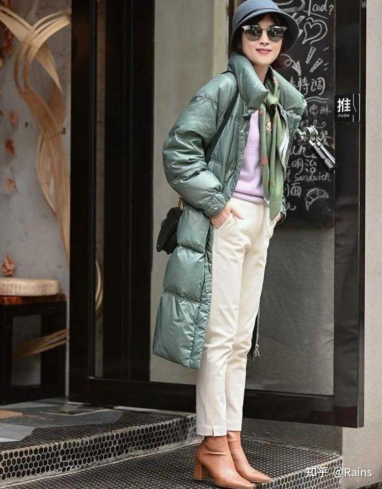 1.羽绒服 直筒裤