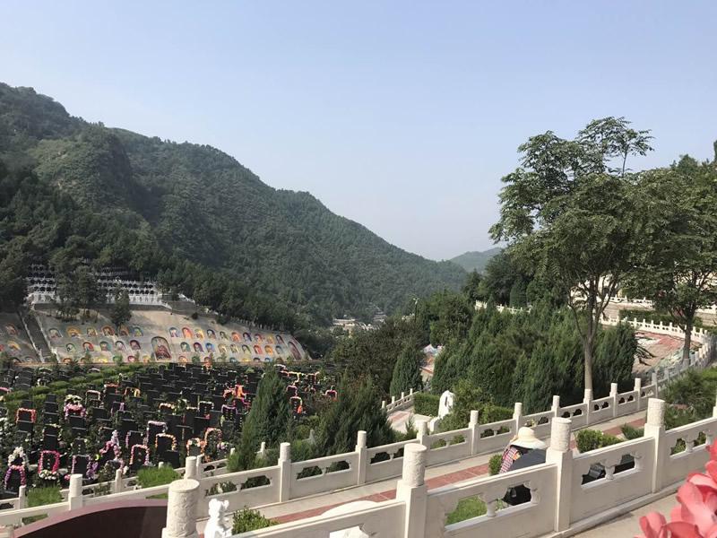 北京十三陵盘龙台公墓成立于1988年11月23日,是民政部门批准的合法