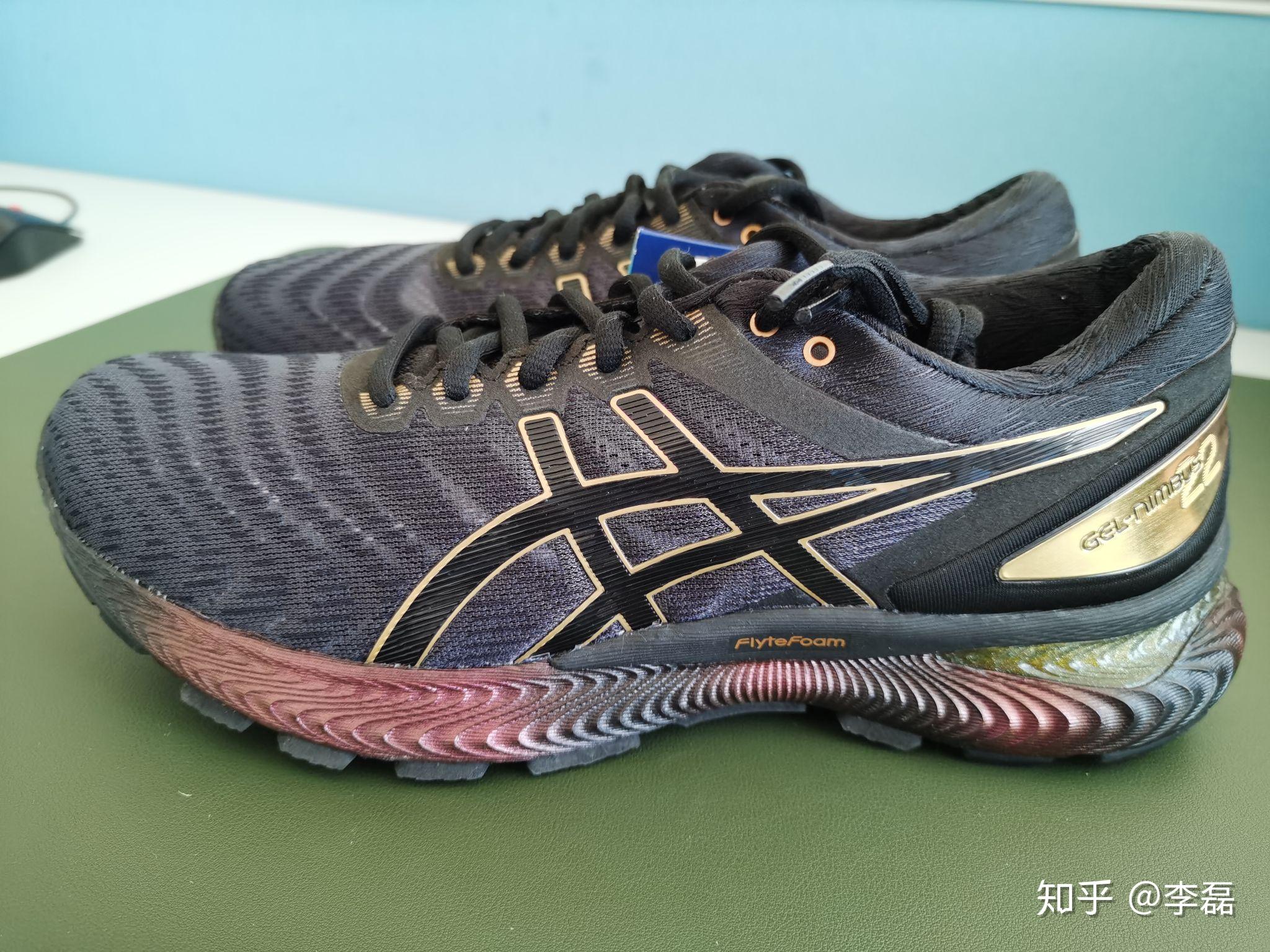 烦请圈内的朋友鉴定一下亚瑟士n22跑鞋的真伪