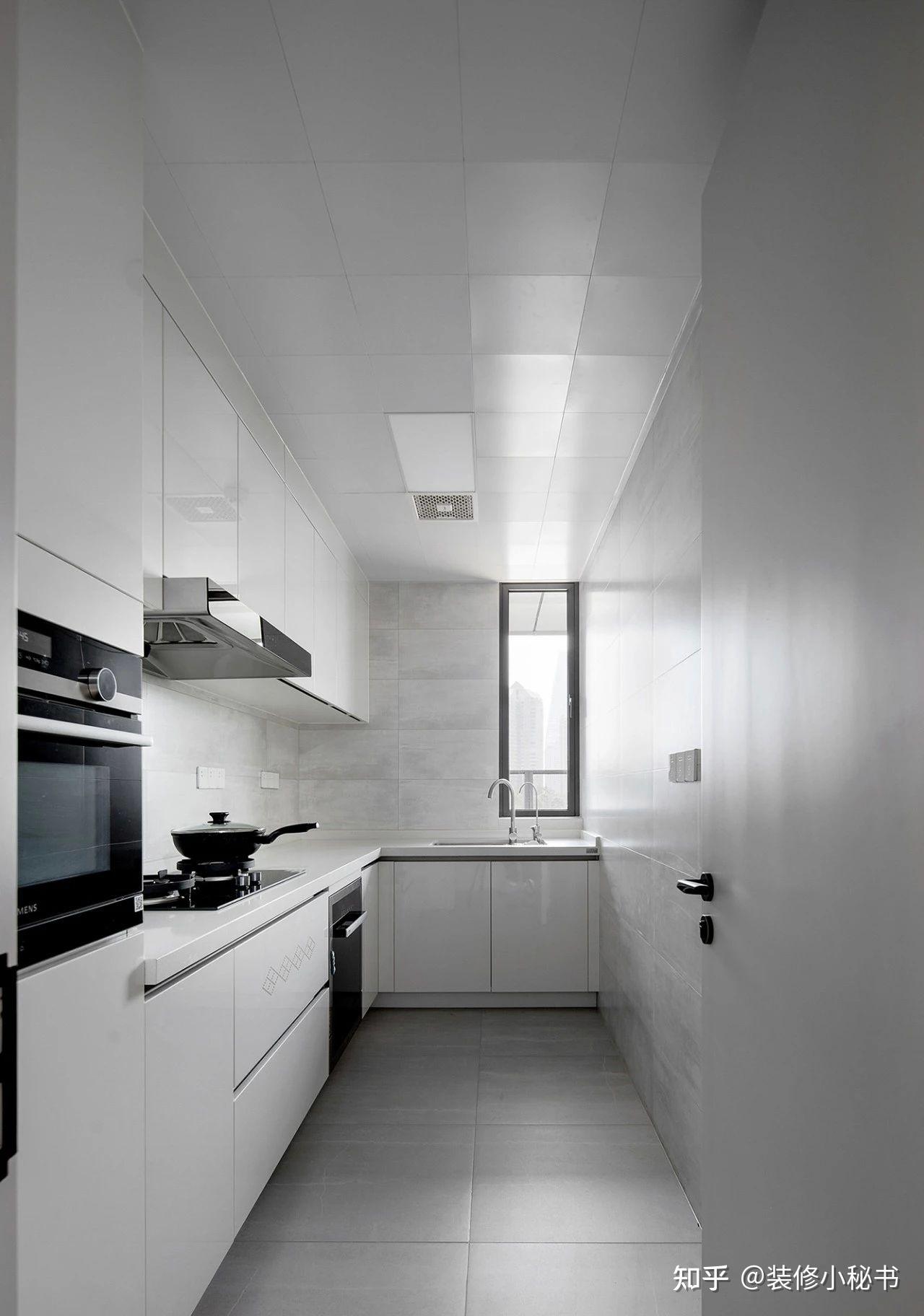 厨房主要是注重干净,整洁,卫生,所以在设计时选用了大量的浅灰色地砖