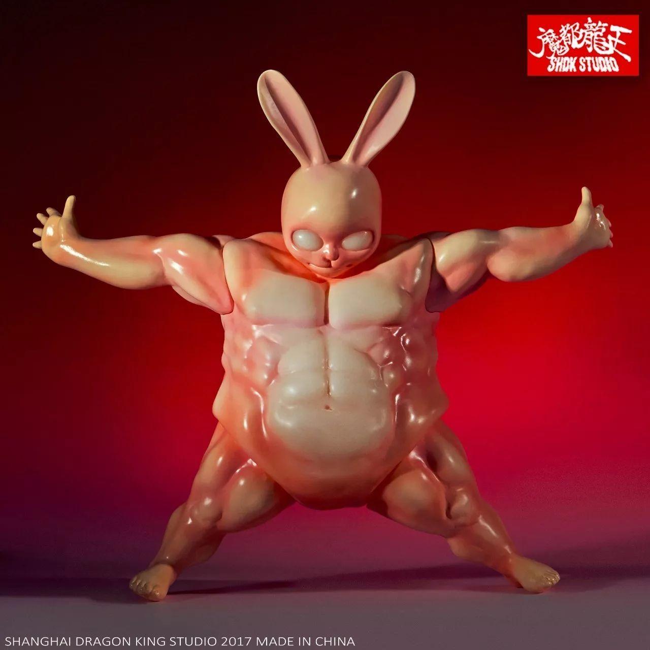 的肉色作为主基调,使得兔子的"呆萌"与肌肉线条的"暴力"冲突更加突出