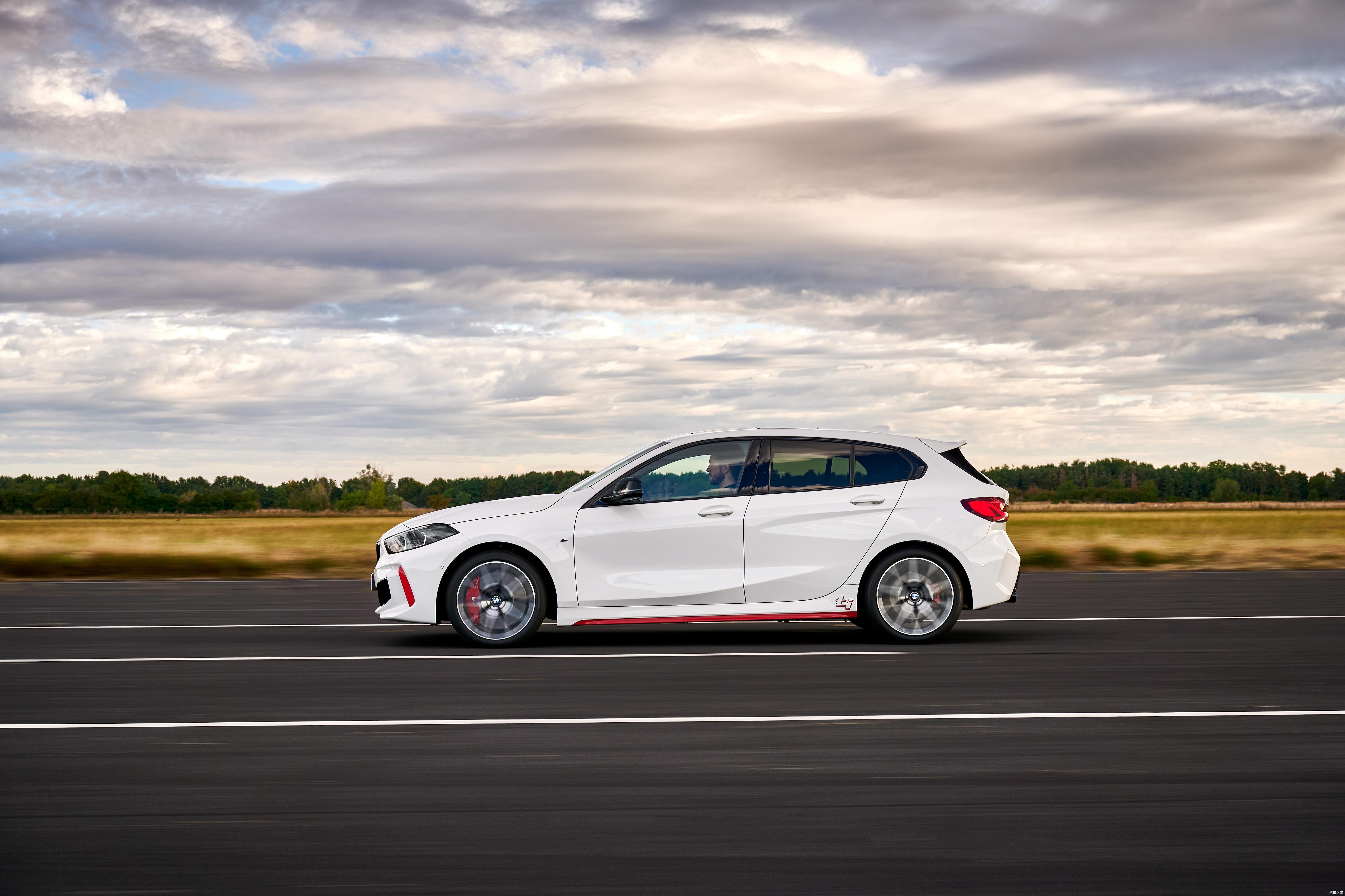 宝马128ti的动力方面,搭载2.