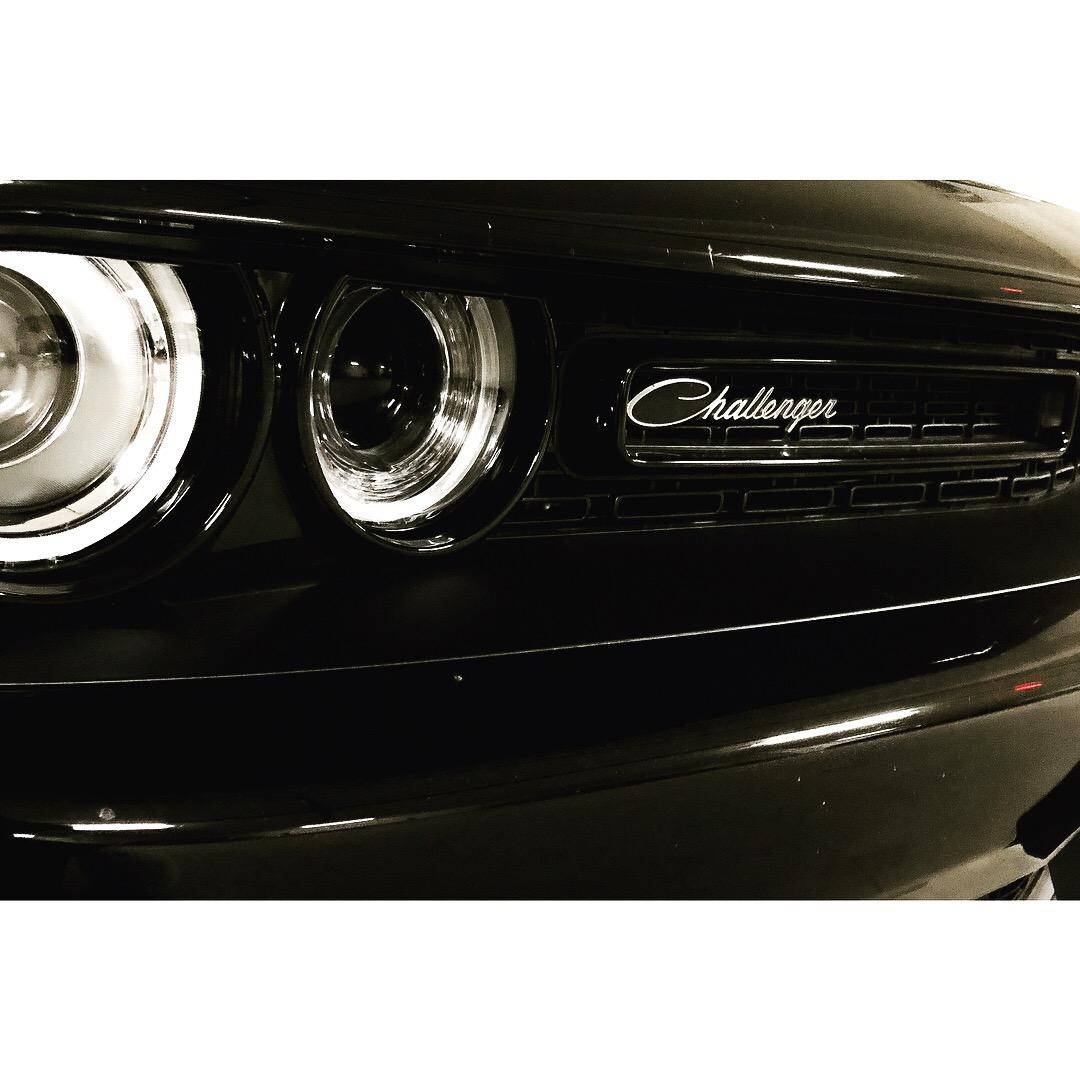 的旗舰店出租的运动跑车vender开来我们店前捧场的法拉利和我们的mb