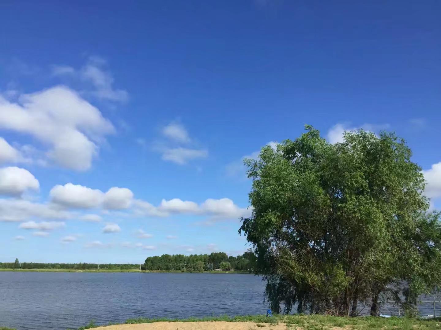 碧云天,绿草漫,翠郁林,青石泉,飞瀑溅,水珠帘,远处草亭四五间,塞北