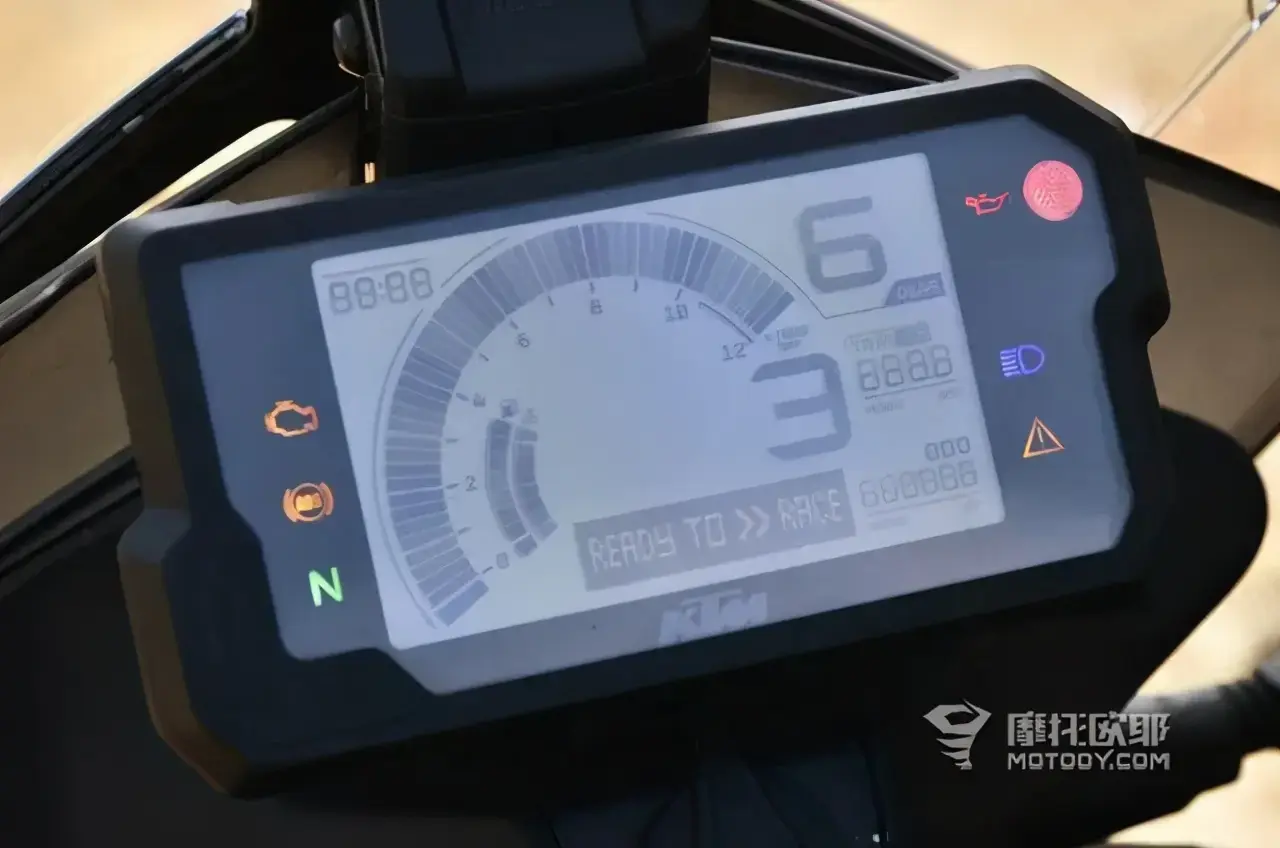 仪表部分虽然也不同于390系列的多功能彩色仪表,不过250 adv上的这块