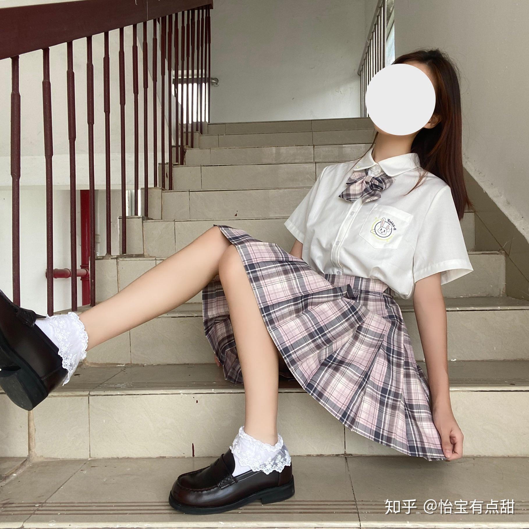 浅色的jk裙应该配一个什么颜色的袜子?