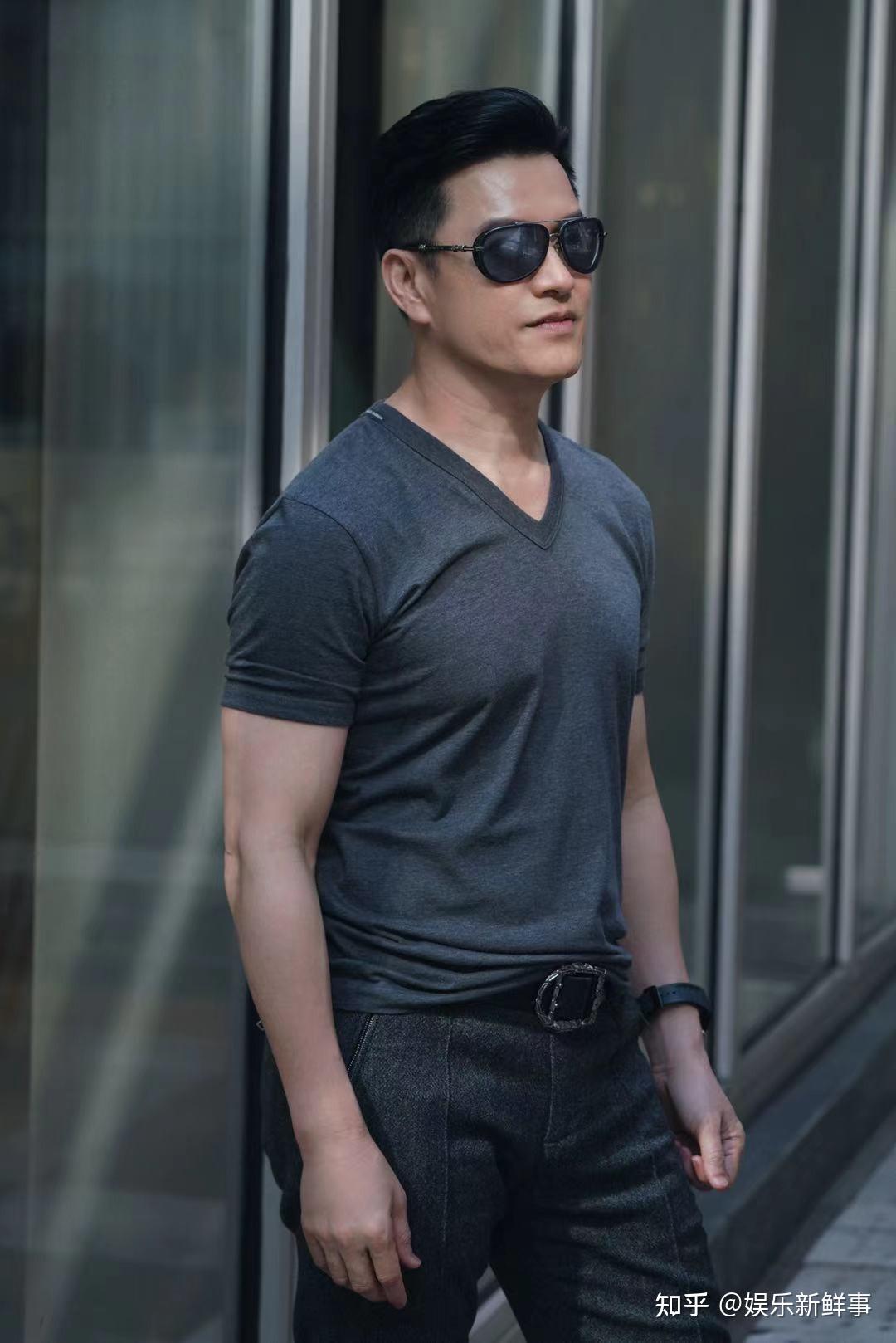 冻龄男神吕良伟再刷上海滩年轻过四十年前的丁力