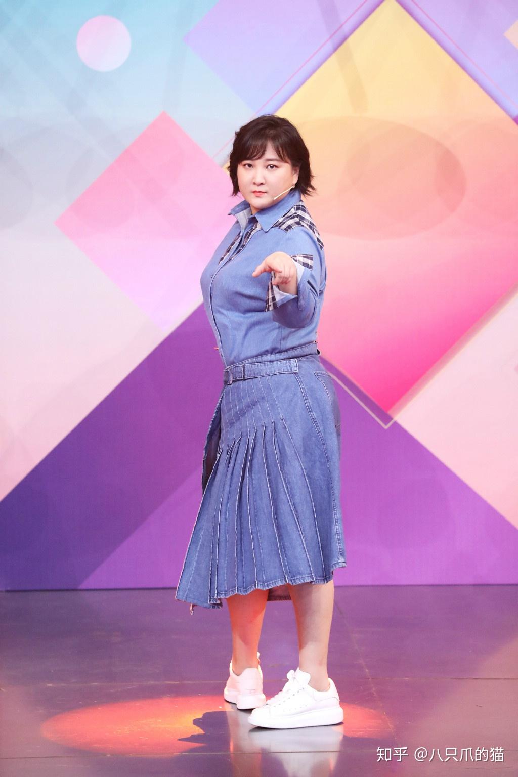 贾玲妹妹太难了偶像刘德华没见着穿波点裙走红毯还胖上热搜