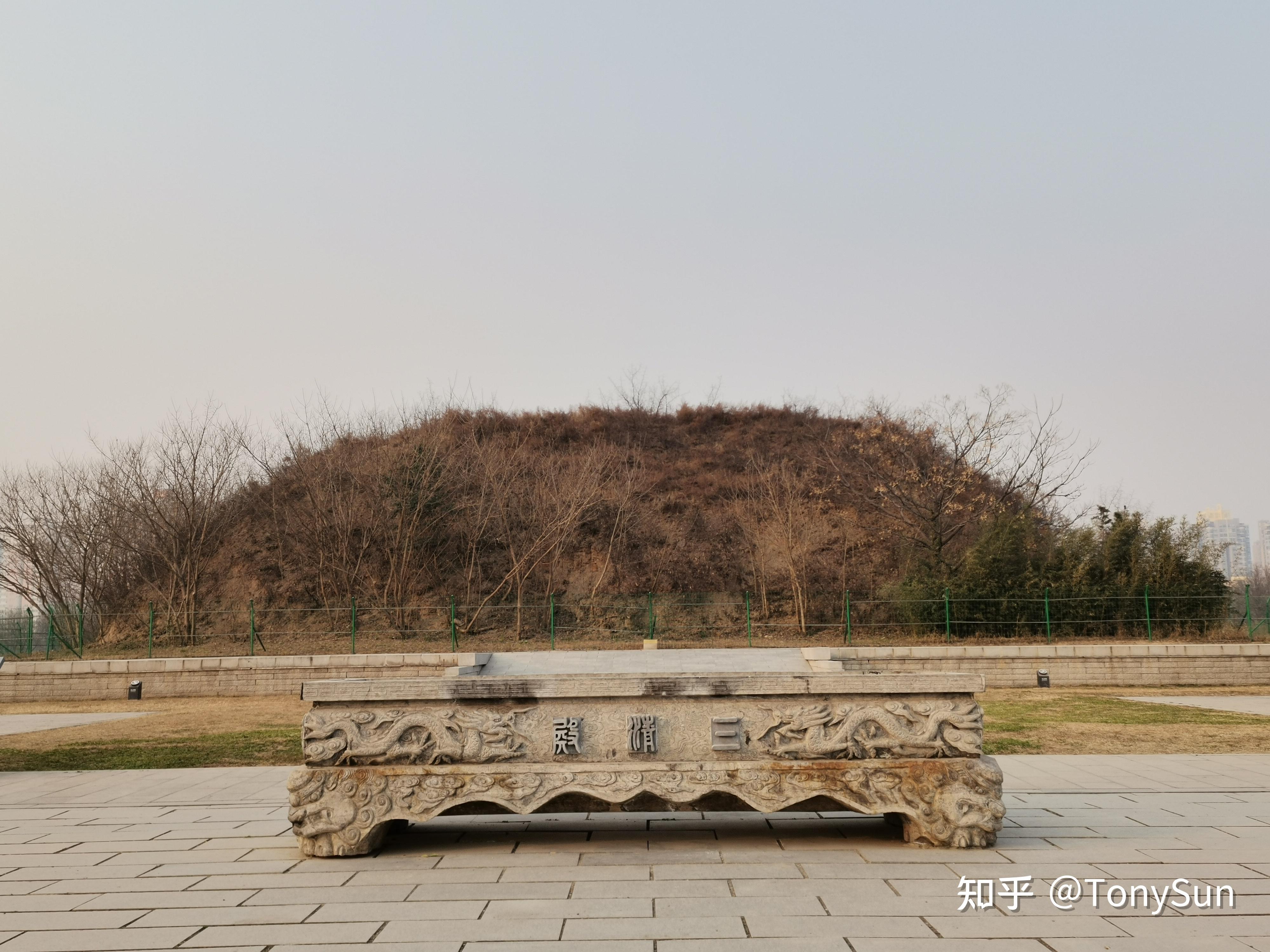 麟德殿往北走,有一高大土堆,是三清殿遗址.