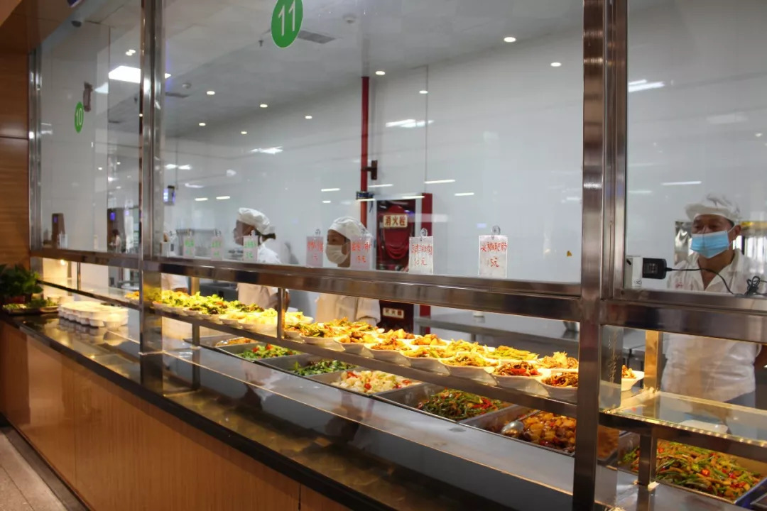 由于整车厂员工很多,其实这样方便食堂去做更多的菜式,比亚迪员工餐厅