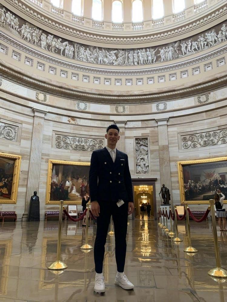 西装帅哥林书豪好兄弟送我的西服真的陪着我去了好多地方