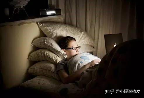 的年轻人大多数人都会熬夜，熬夜看书，熬夜工作，甚至是熬夜打游戏……