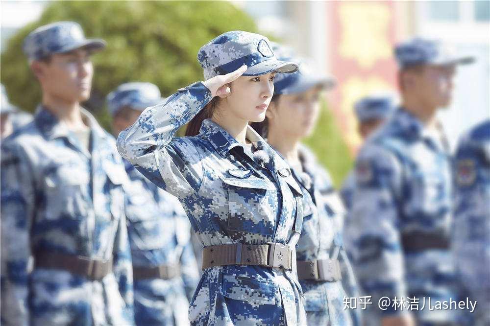 杨幂是偷偷去练习仪态了吗?整个人气质大变,成亭亭玉立大美人了