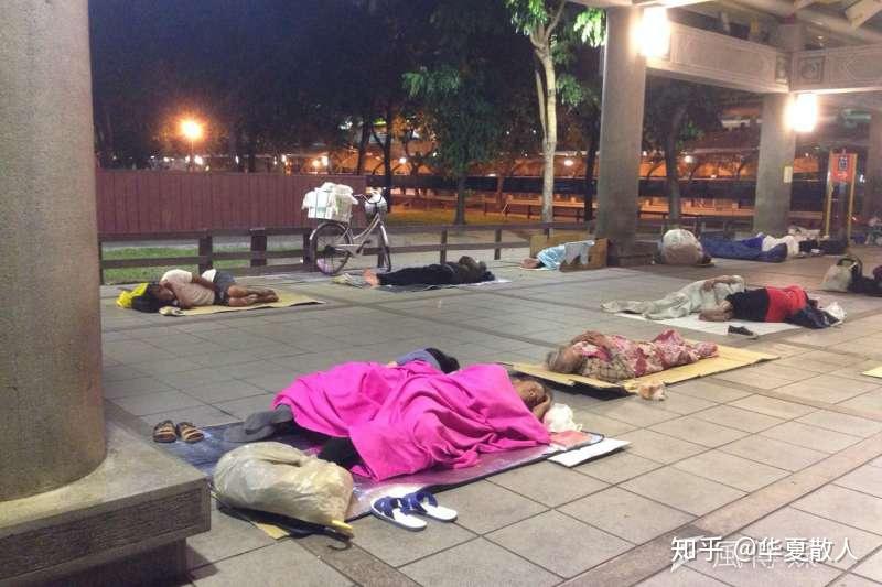 人间悲歌台湾街头竟然有数以万计的乞丐街友无家可归风餐露宿
