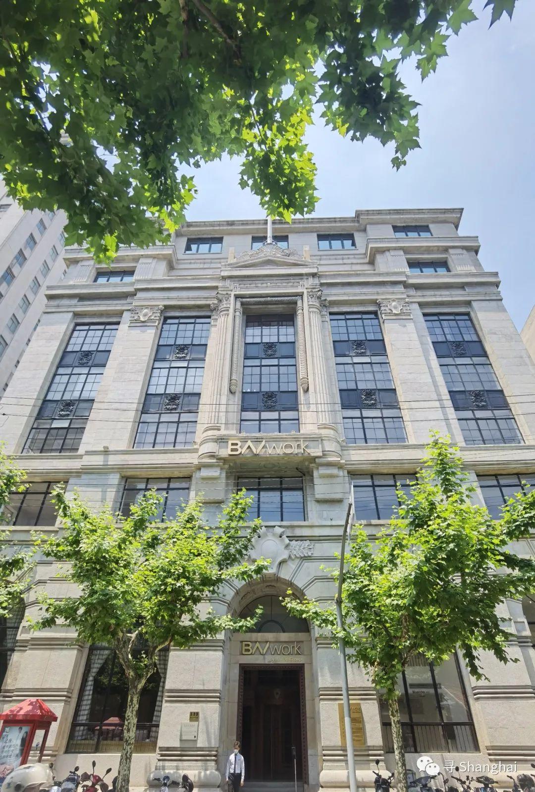 曾经流传着被石像扛起的老建筑原名"卜内门洋行",建成于1922年,新古典