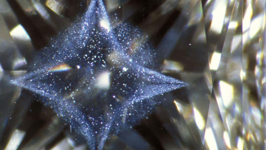 有些天然钻石内部会呈现细小的纹路,它们大小各异,形状千差万别,但