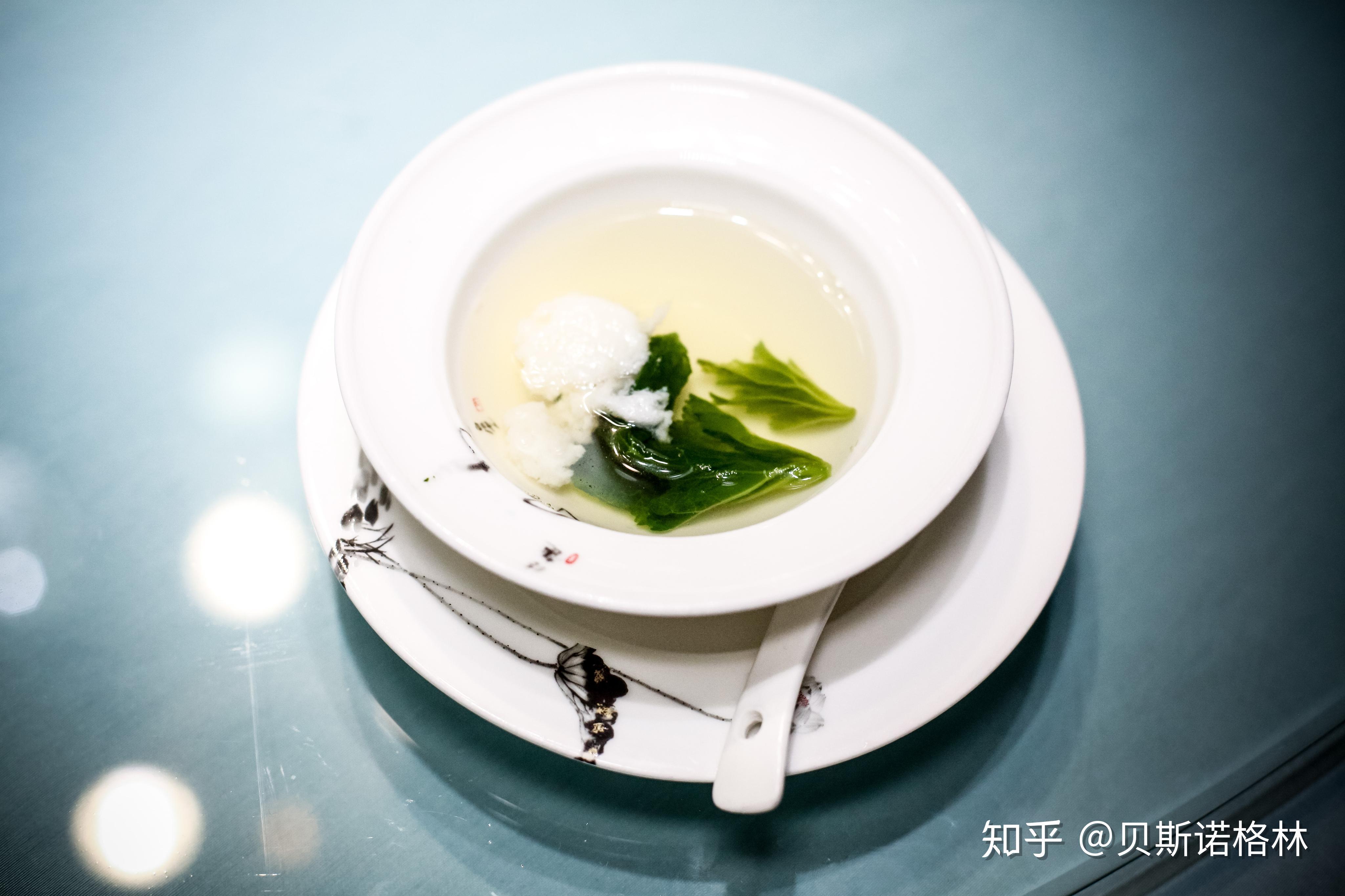 【蹄燕羹】采用了油发后水泡软的猪蹄筋,切成薄片细丝而又两端不断,煮