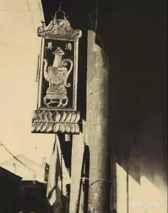 给后面的人准备吃喝,又怕后面的人不知道哪一家是回回,就把汤瓶壶放在