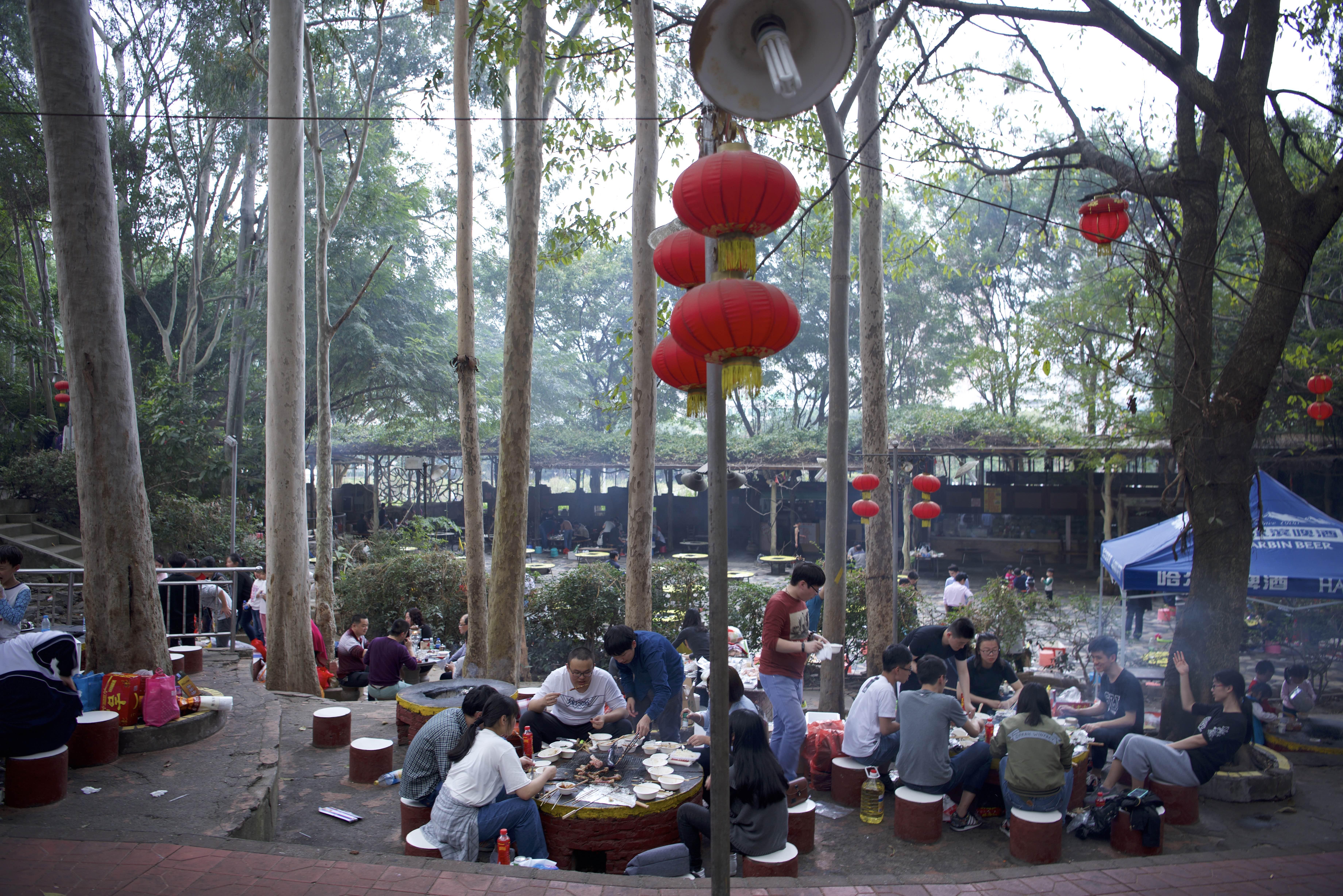 相约东湖"春季木屋户外bbq在深圳东湖公园浓情上演,此次木屋户外烧烤