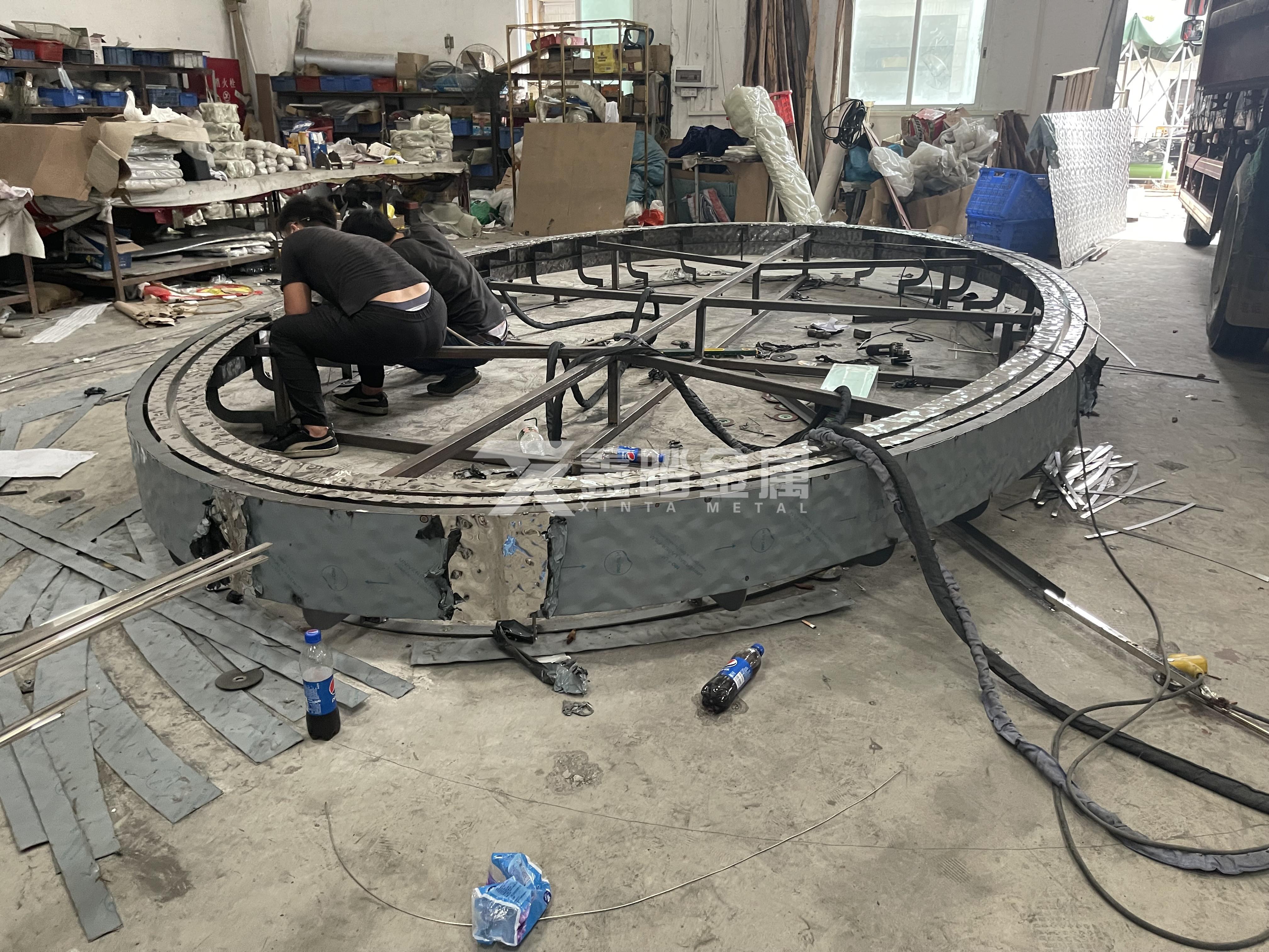 售楼部镜面不锈钢沙盘底座弧形沙盘安装图