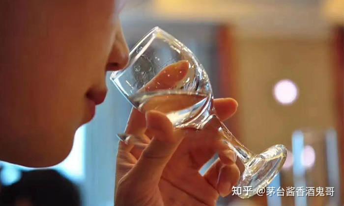 白酒的头香尾香喷香是指什么你知道如何闻香识酒