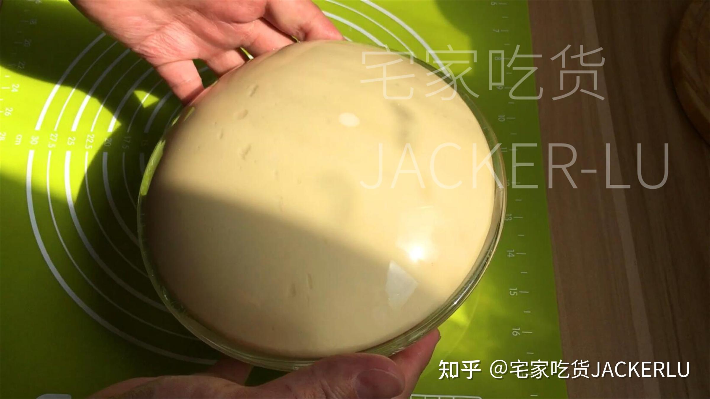 波兰种小餐包,松软拉丝,奶香味十足,配杯热牛奶,暖心又暖胃.