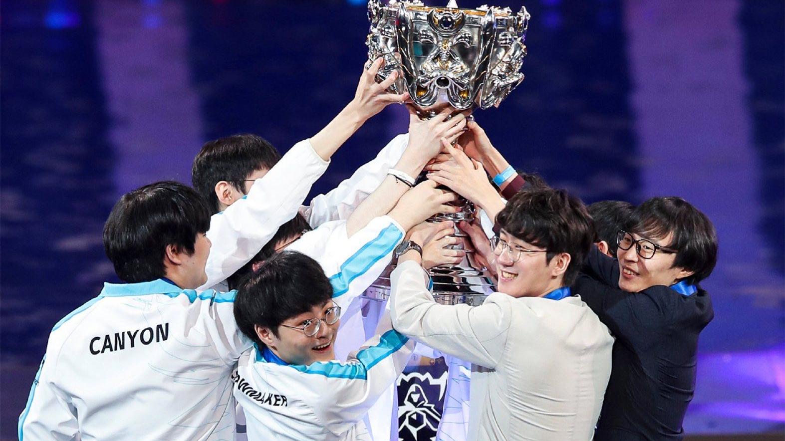 另外,bang认为dwg,t1和gen三队都有夺冠的希望,反而是ruler认为冠军会