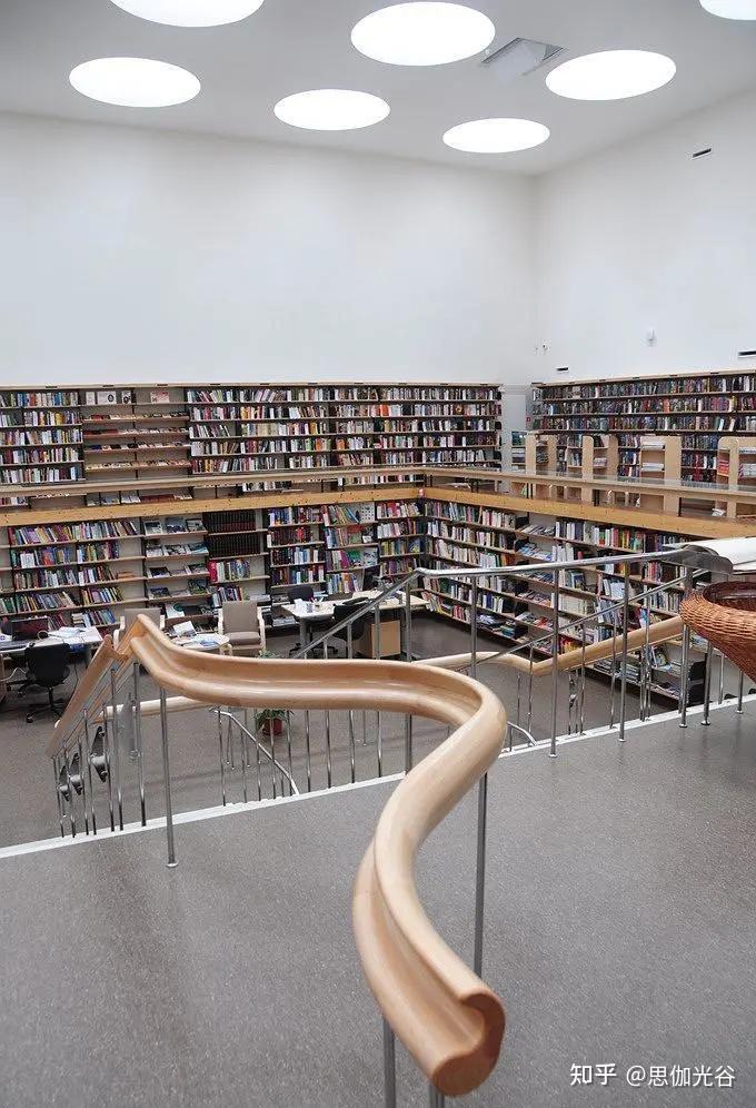 俄罗斯的维堡市立图书馆阅览大厅顶部阵列布置的57个采光井,光线通过