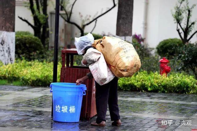 漂在西安的老人们,热爱在小区里捡纸箱 - 知乎