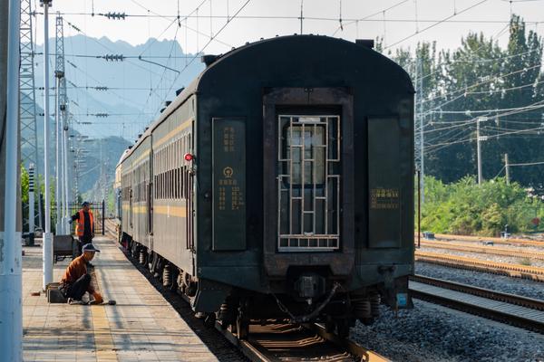 列车驶离兴寿站后的小弯道 驶离平义分站之后,从列车北侧窗户望出去