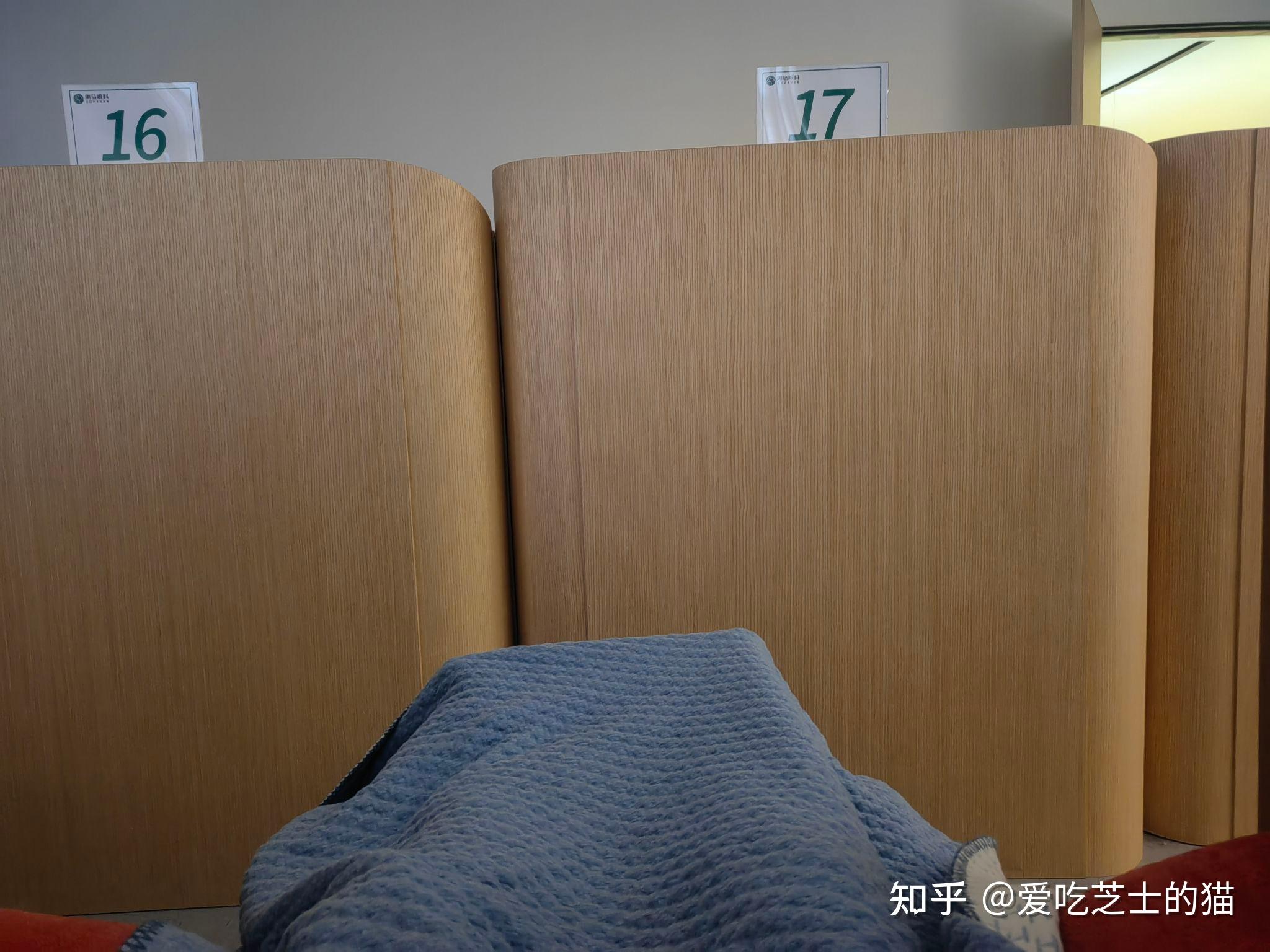 慢慢就越来越清晰了)滴完眼药水后,再去医生那儿摘掉眼中的绷带镜,拿