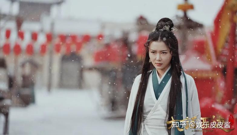 青霞和紫霞是由两个人出演的,紫霞是由马瑞出演,而青霞则是演员毕雪