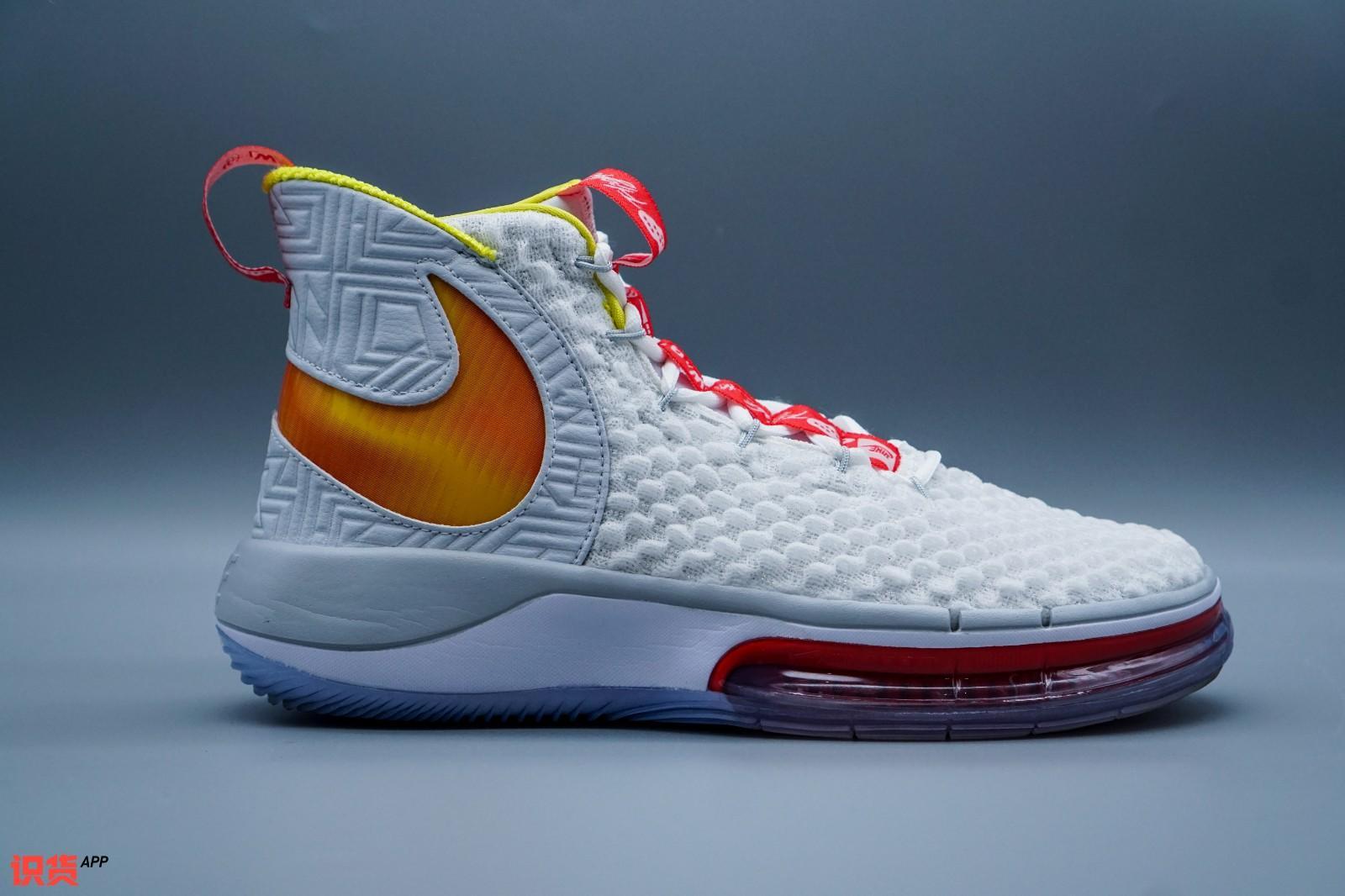 我们依旧能在alphadunk上看到许多hyperdunk的影子:以