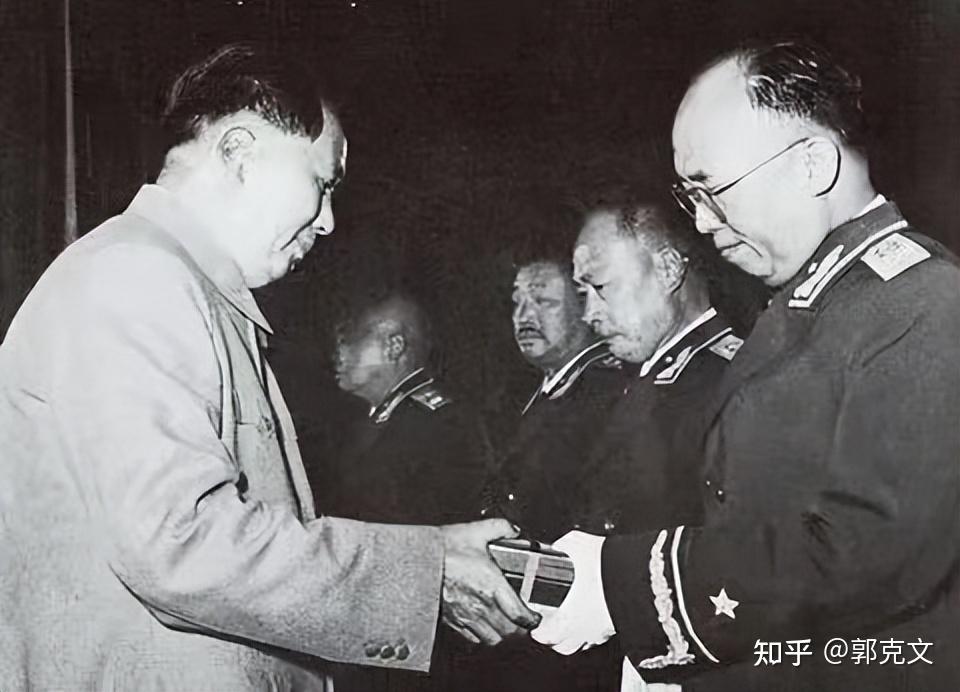 他是罗荣桓勤务兵,后成我军登陆海南岛第一位师长,55年授衔少将 - 知乎