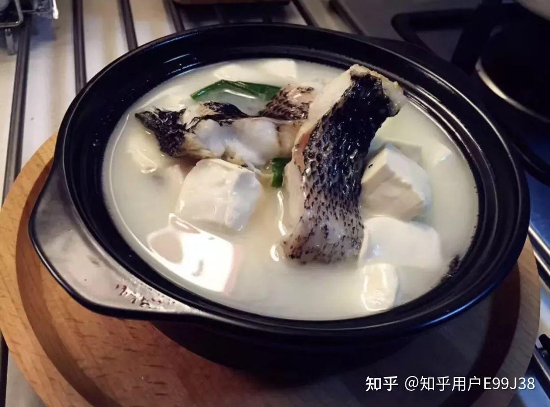 食材:黑魚1條,豆腐150克,黑木耳調料:蔥薑蒜適量做法:將魚洗淨切塊,控