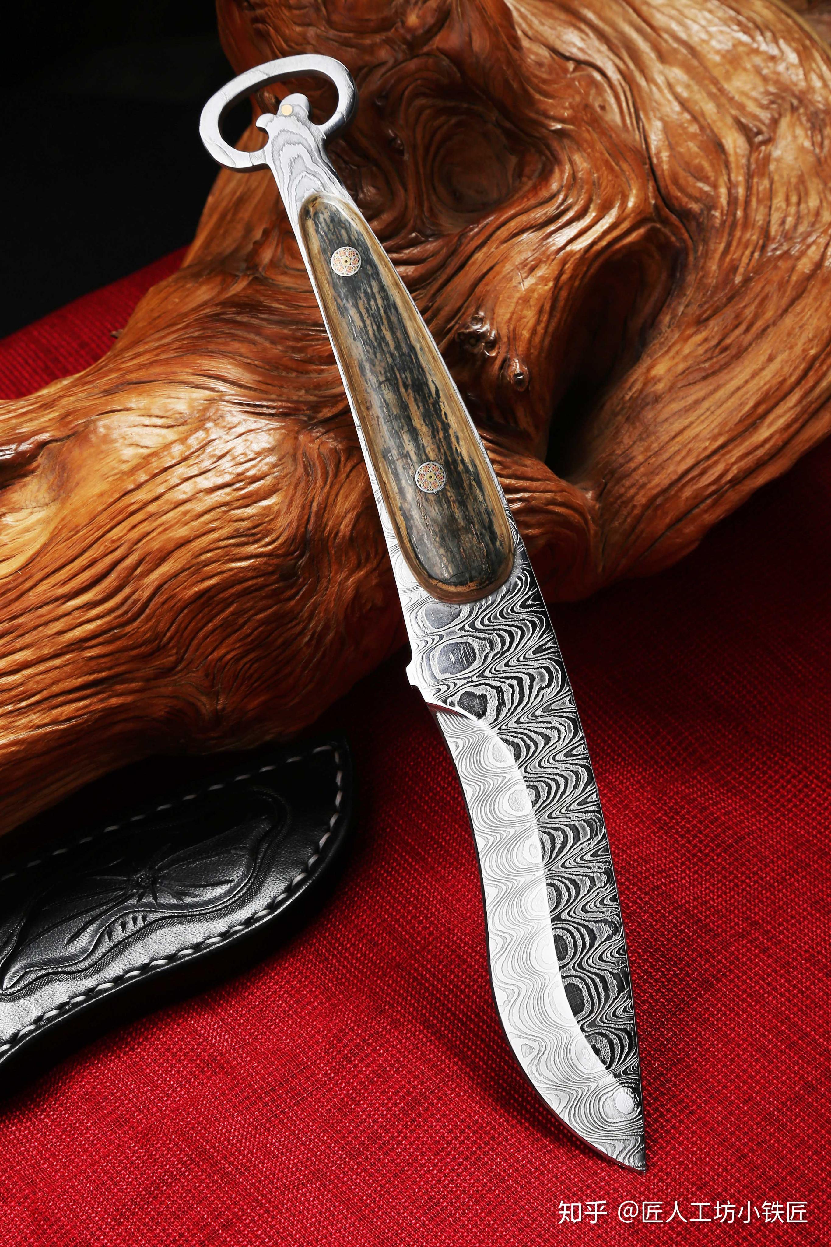 精美的大马士革小刀与匠人的双手形成鲜明的对比