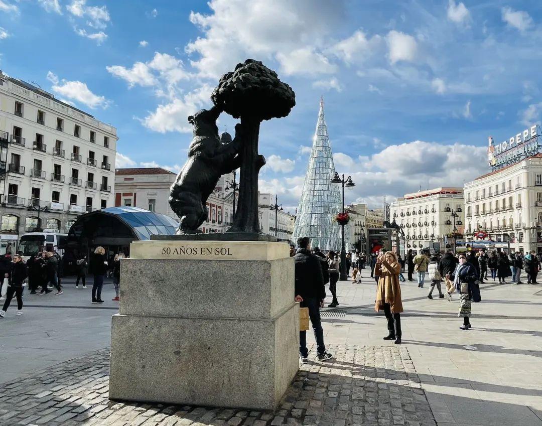 【西班牙热点】注意,马德里的熊带着树莓搬家啦!