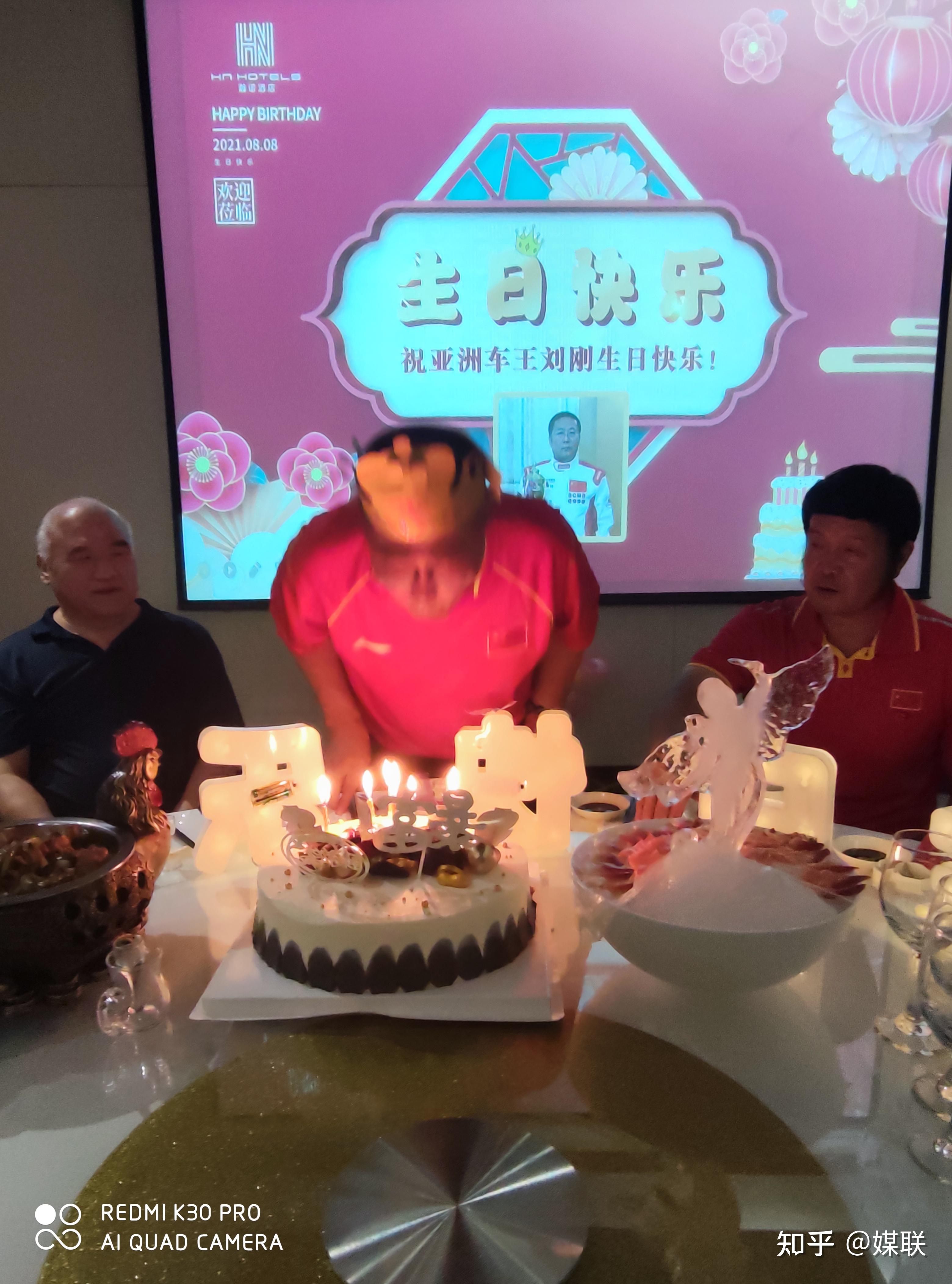 歌声阵阵穿越沧桑,幅幅墨宝彰显华康,声声贺语举杯送上,祝愿寿星生日