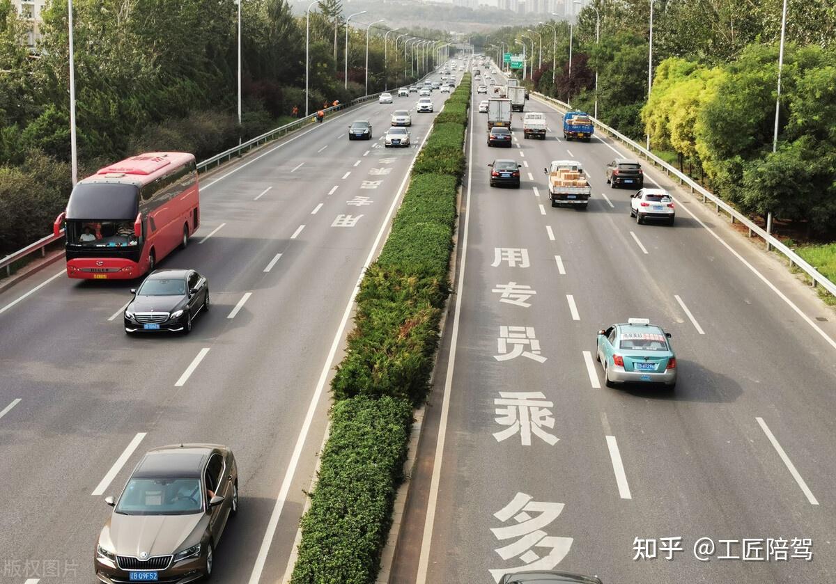 多乘员专用车道只供多乘员车辆行驶,驶入此车道的车辆车上必须有两名